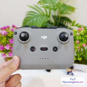 trên tay Bộ Điều Khiển DJI RC-N1
